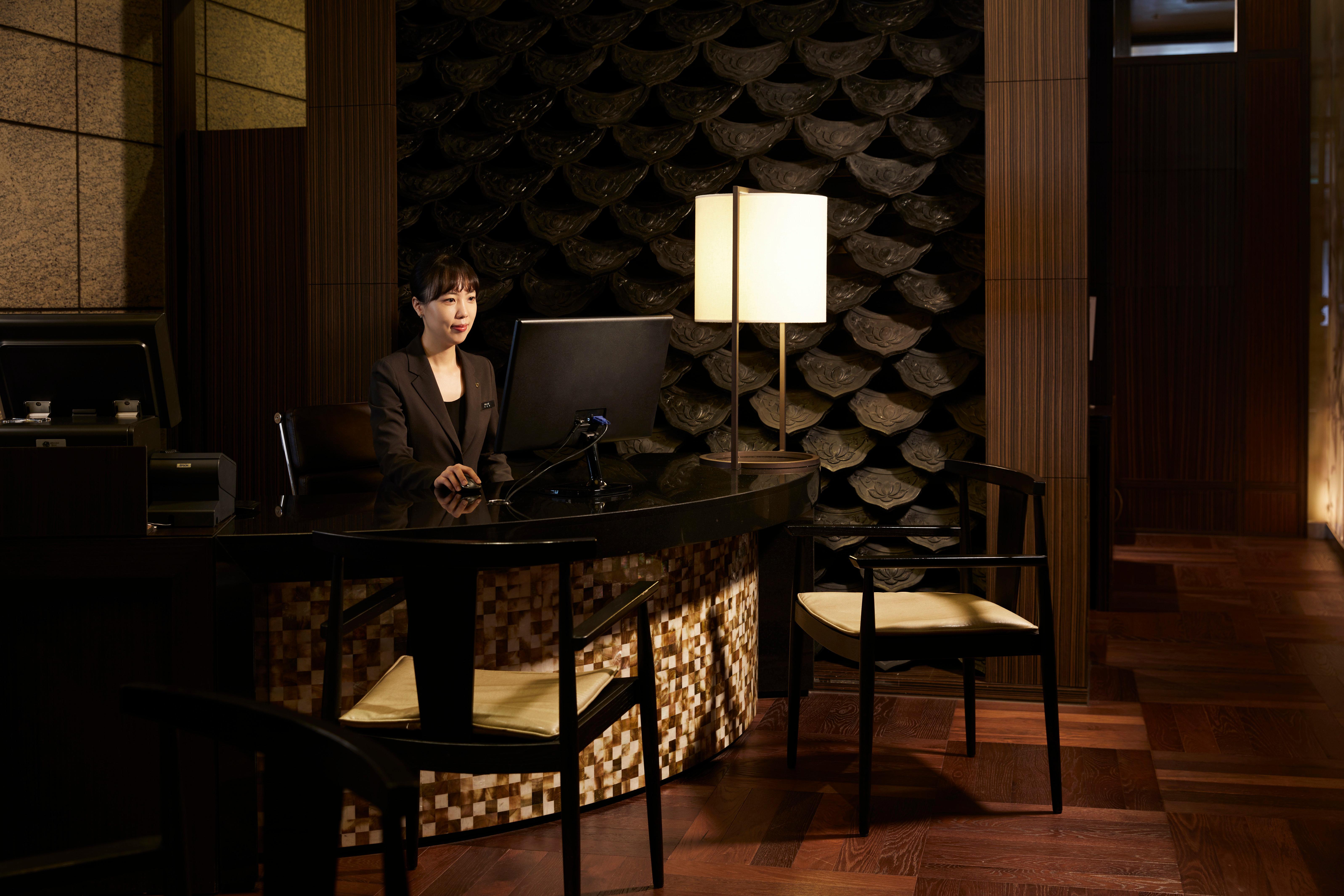 Intercontinental Seoul Coex, An Ihg Hotel Εξωτερικό φωτογραφία A hotel concierge