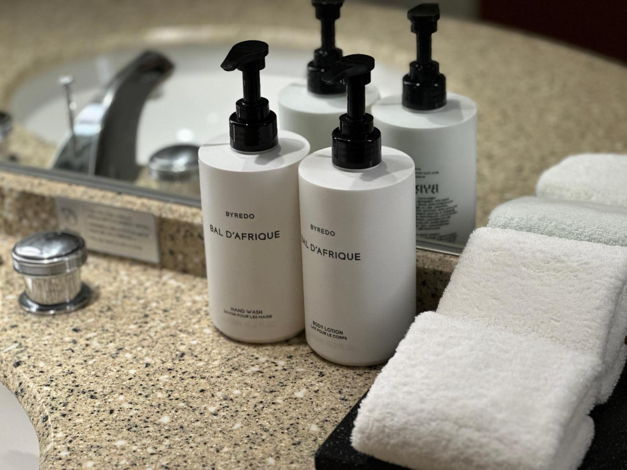 Intercontinental Seoul Coex, An Ihg Hotel Εξωτερικό φωτογραφία Soap and shampoo dispensers in a hotel bathroom